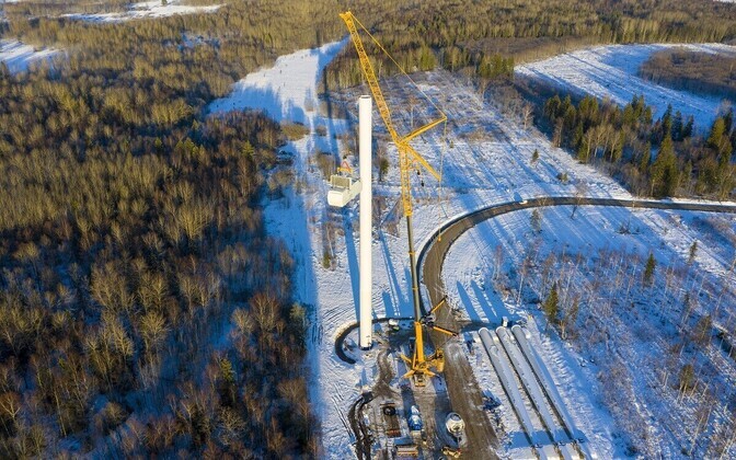 В гибридном парке Пуртсе построены первые ветряки и началась установка солнечных панелей.