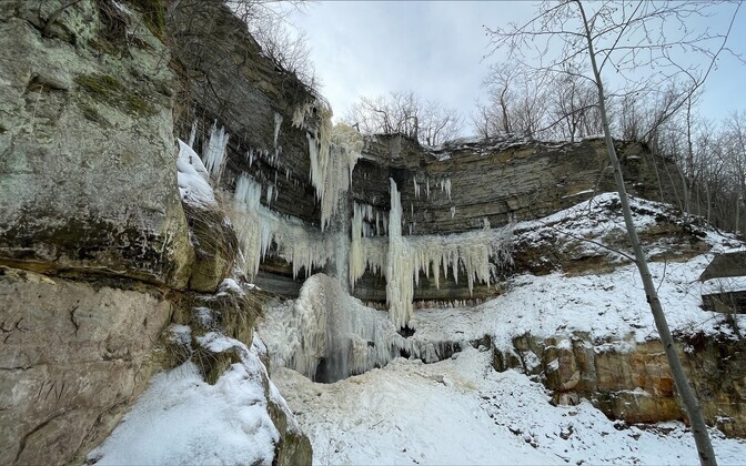 Valaste joa jääilu.