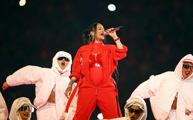 Super Bowli poolaja vaheetendusel esines Rihanna.