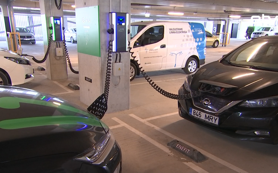 Электромобили.