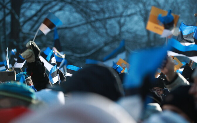 Estonia's blue, black and white flag was raised at 7.33 a.m., marking the start of the 10t5h Independence Day.d