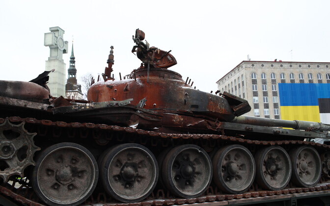 Подбитый российский танк в Таллинне.