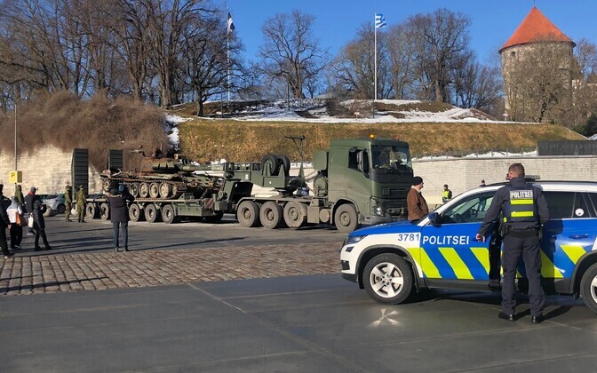 Подбитый ВСУ российский танк увезли с площади Вабадузе.