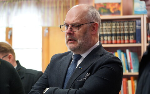 President Alar Karis eelhääletas Põlvamaal Kiidjärve raamatukogus.