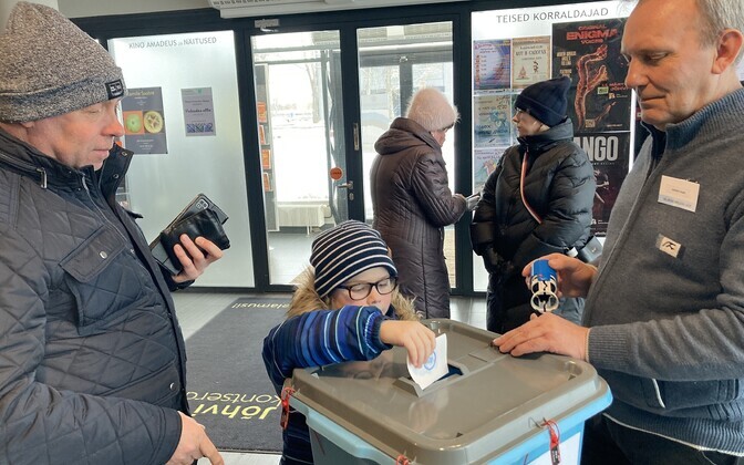 Riigikogu valimised, valimispäeva keskpäevased valijad Jõhvi kontserdimajas asuvas jaoskonnas.