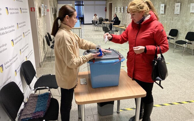 Valimised Kohtla-Järve linnavalitsuse majas asuvas valimisjaoskonnas.