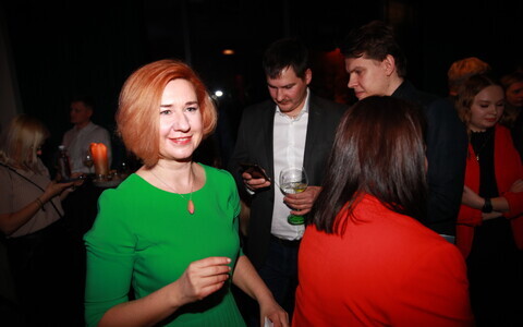 Erakond Parempoolsed valimispidu Biblioteq'is, Lavly Perling