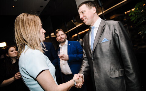 Jüri Ratas Kaja Kallast õnnitlemas