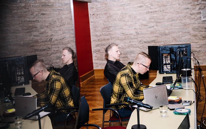 Nii käib e-häälte ülelugemine riigikogu konverentsisaalis