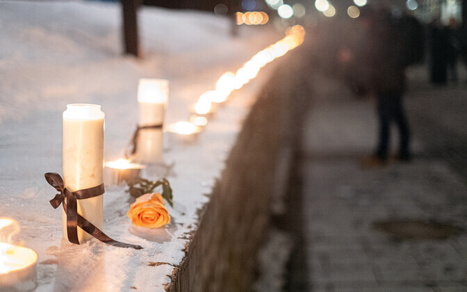 На улице Харью в Таллинне зажгли свечи в память о погибших в результате мартовской бомбардировки 1944 года.