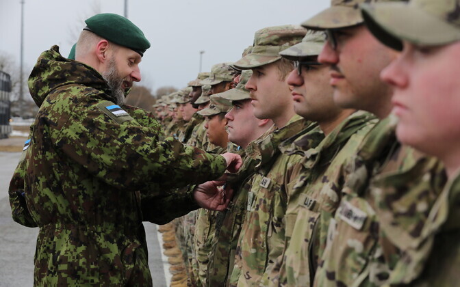 Hanno Pevkur awarded mission medals to the U.S. HIMARS team stationed in Estonia.