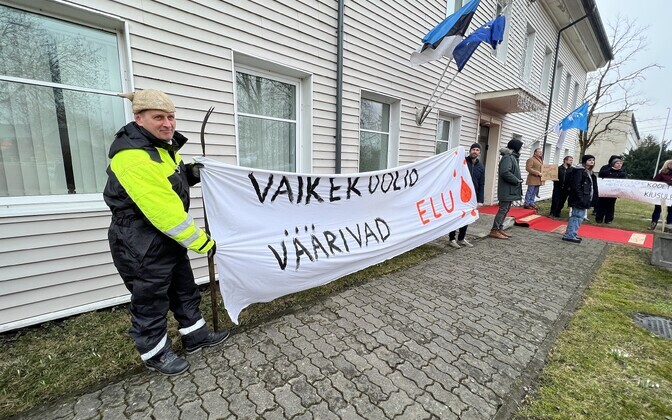 Meeleavaldus koolide sulgemise vastu Lihulas vallamaja ees 24. märtsil 2023.