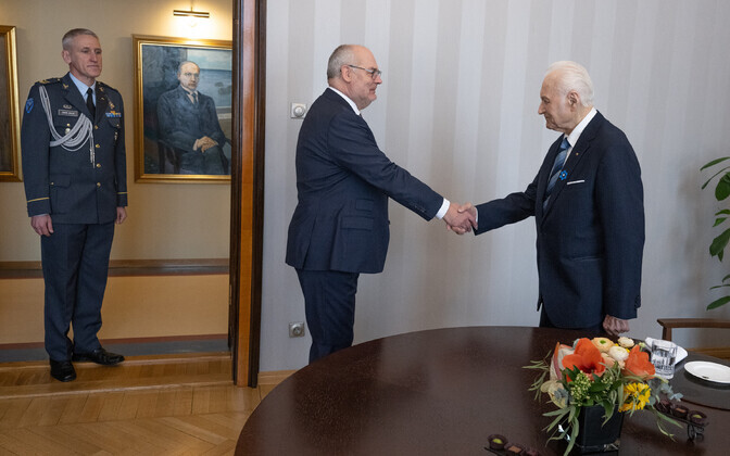 Алар Карис принимает поздравления.