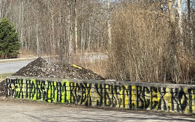 Место, где стоял нарвский танк, утром 14 апреля 2023 года.