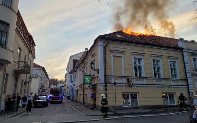 Emergency services at the scene of a fire in the center of Tartu on April 20, 2023/