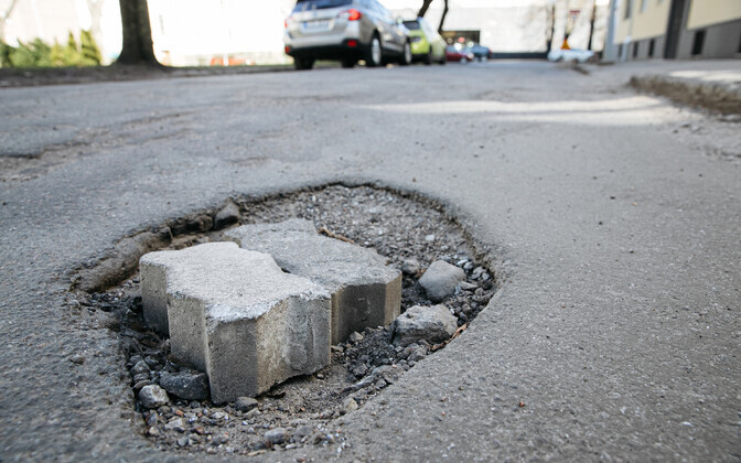 Рабочим предстоит еще как следует потрудиться, чтобы залатать выбоины.