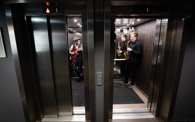 Живая музыка в лифтах Дома радио.