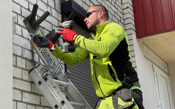 Daumani ja Tiimani tänavasiltide vahetamine Narvas.