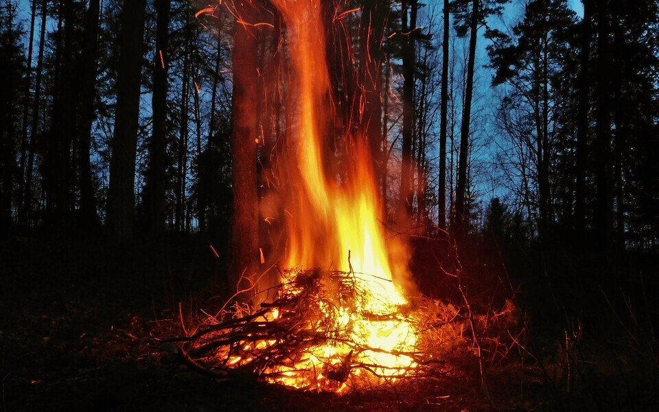 Volbriga käib kaasas lõke, mis pidi nõiad eemale peletama.