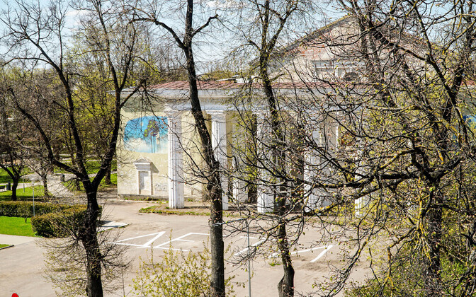 В Нарве у заброшенного ДК имени Герасимова появилась провокационная надпись.