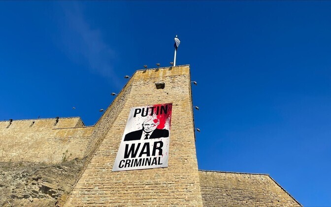 Плакат с надписью Putin war criminal в Нарве.