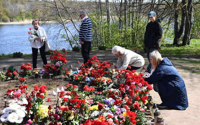 Нарвитяне возлагают цветы к несуществующим памятникам.