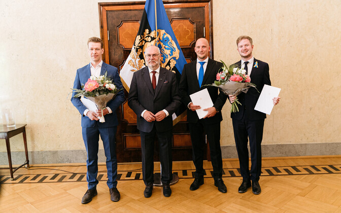 Noore teadlase preemia laureaat Kaspar Tootsi, president Alar Karis, noore keskkonnateadlase preemia laureaat Kuno Kasak ja noore IT-teadlase preemia laureaat Dmytro Fishman.