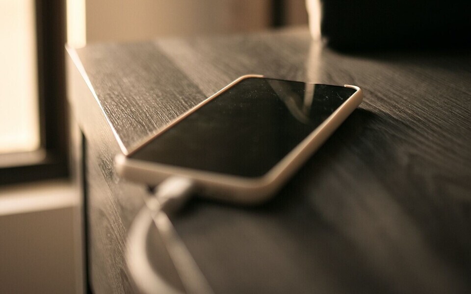 Иллюстративная фотография. Телефон на зарядке.