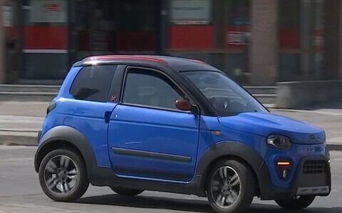 Мопед-автомобиль. Иллюстративная фотография.