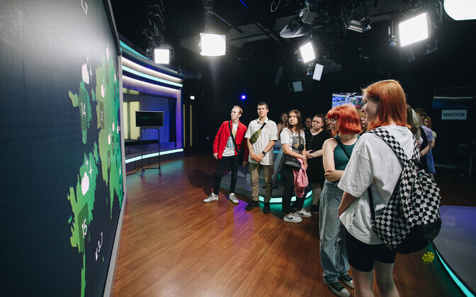 Участники Летней школы журналистики посетили студии ERR.