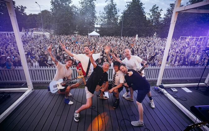 Bedwetters esines Tartus Autovabaduse puiesteel