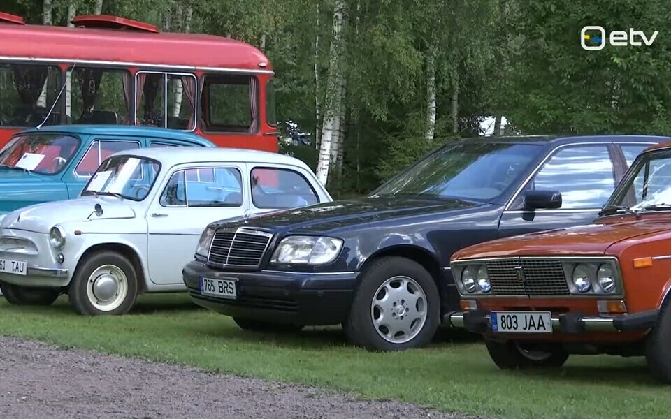 Vanad autod Maanteemuuseumi sünnipäeval.