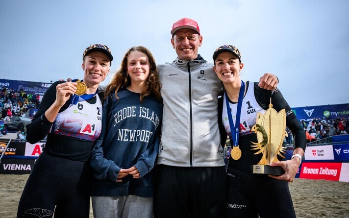 Нина Бетшарт и Таня Хюберли вместе с Риво Весиком.