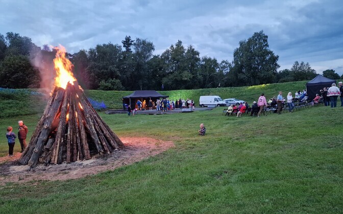 People in Saaremaa celebrated the Day of Restoration of Independence singing.