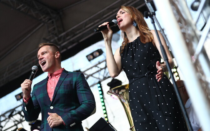 Taasiseseisvumispäeval esinesid tallinlastele Liisi Koikson, Ott Lepland ja Tallinna Politseiorkester