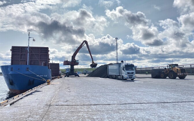 В Силламяэ прибыла первая партия измельченных покрышек.