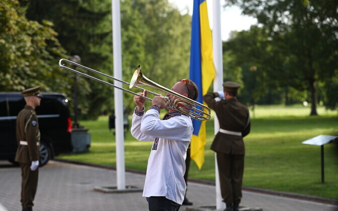 В честь Дня независимости Украины перед президентским дворцом подняли украинский флаг.