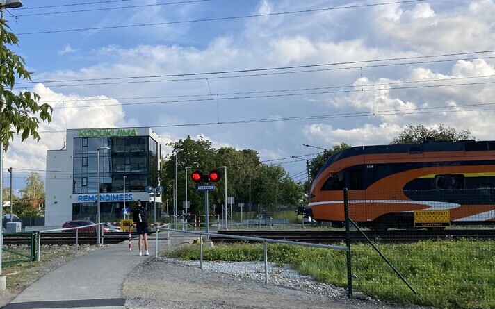 The railway crossing on  Veerenni tänav in Tallinn.