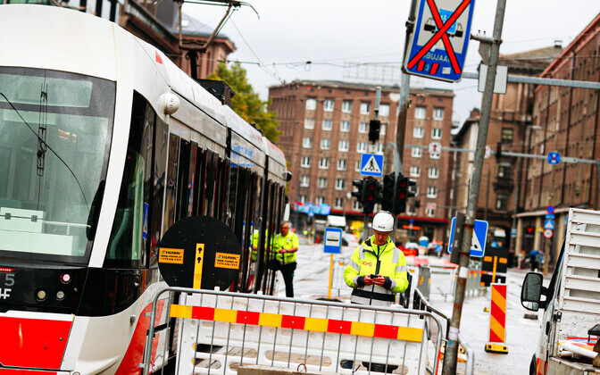 Тестовые поездки трамваев на обновленном участке пути.