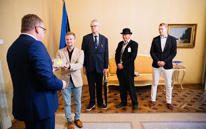 Союз автовладельцев передал в парламент 77 400 подписей против налога на автомобили.