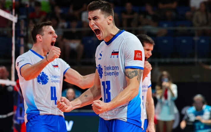 Sloveenia võrkpallikoondis tähistamas