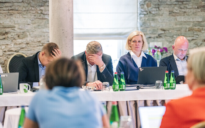 Правительство собралось на обсуждение бюджета.