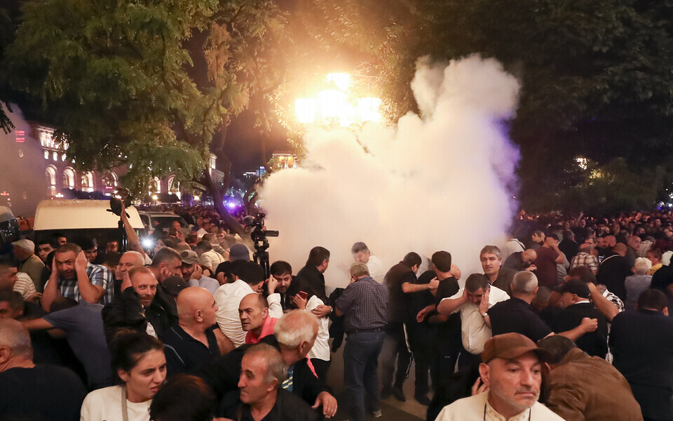 Беспорядки перед правительственными зданиями в Ереване.