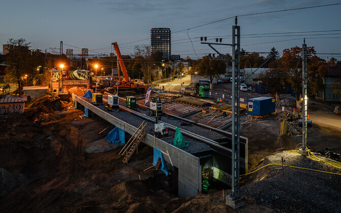 Установка виадуков в Тонди.