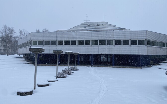 Väärtuslikuks nõukogude aja ehitusmälestiseks peetav endine Rapla KEKi haldushoone on taas müügis 250 000 euroga..