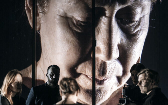 Dokumentaalsete sugemetega draama „Lõpp“ läbimängul. Pildil Lena Barbara Luhse, Reimo Sagor, Külliki Saldre, Kaarel Pogga ja Karol Kunstel