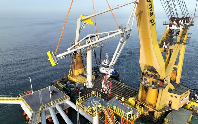 Laadismiskäpa paigaldamine Pakrineeme sadama LNG-kaile.