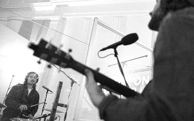 R2 minilaiv, Elephants From Neptune