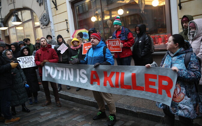 Митинг возле посольства РФ в Эстонии.