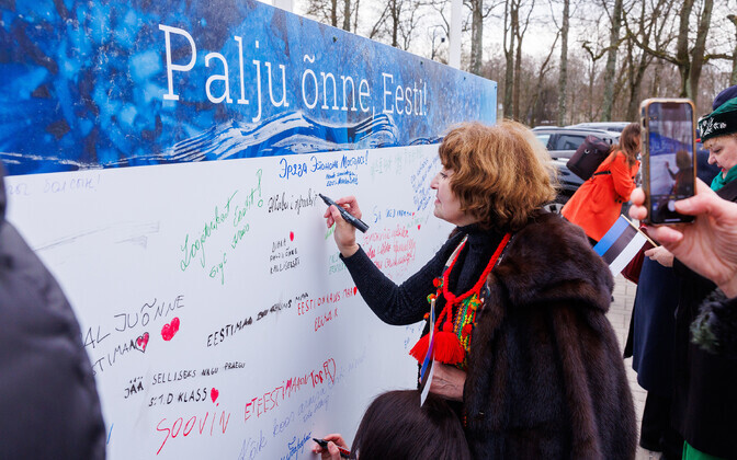 Kadrioru lossi ees saab Eestile õnne soovida